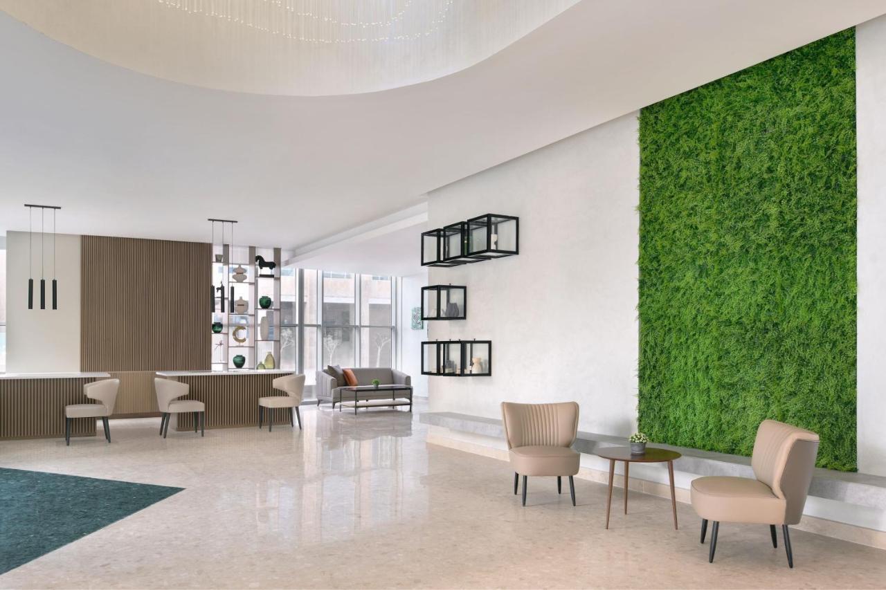 Element By Westin West Bay Doha Hotel Buitenkant foto A green wall in a hotel lobby