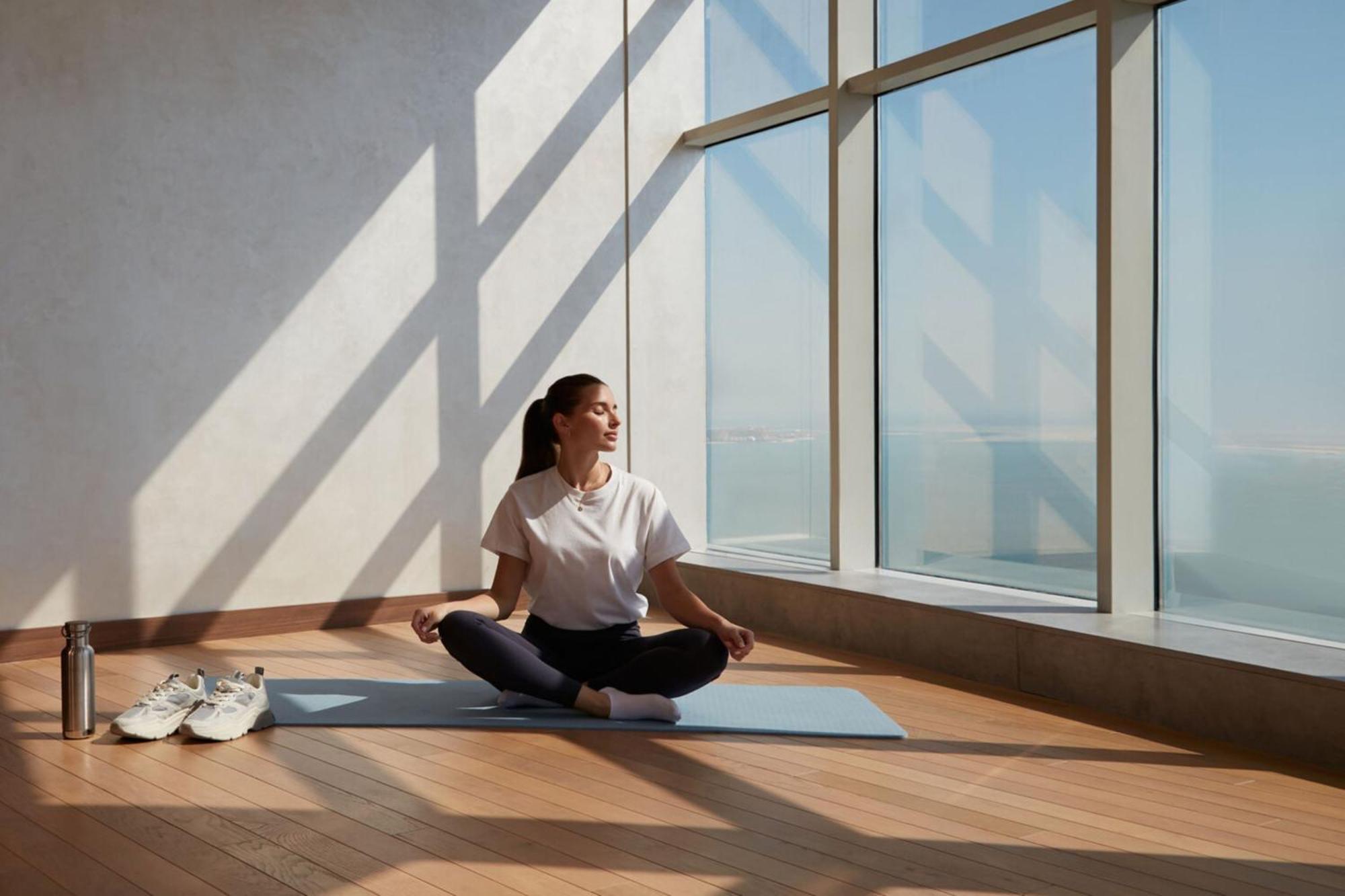 Element By Westin West Bay Doha Hotel Buitenkant foto A woman meditating