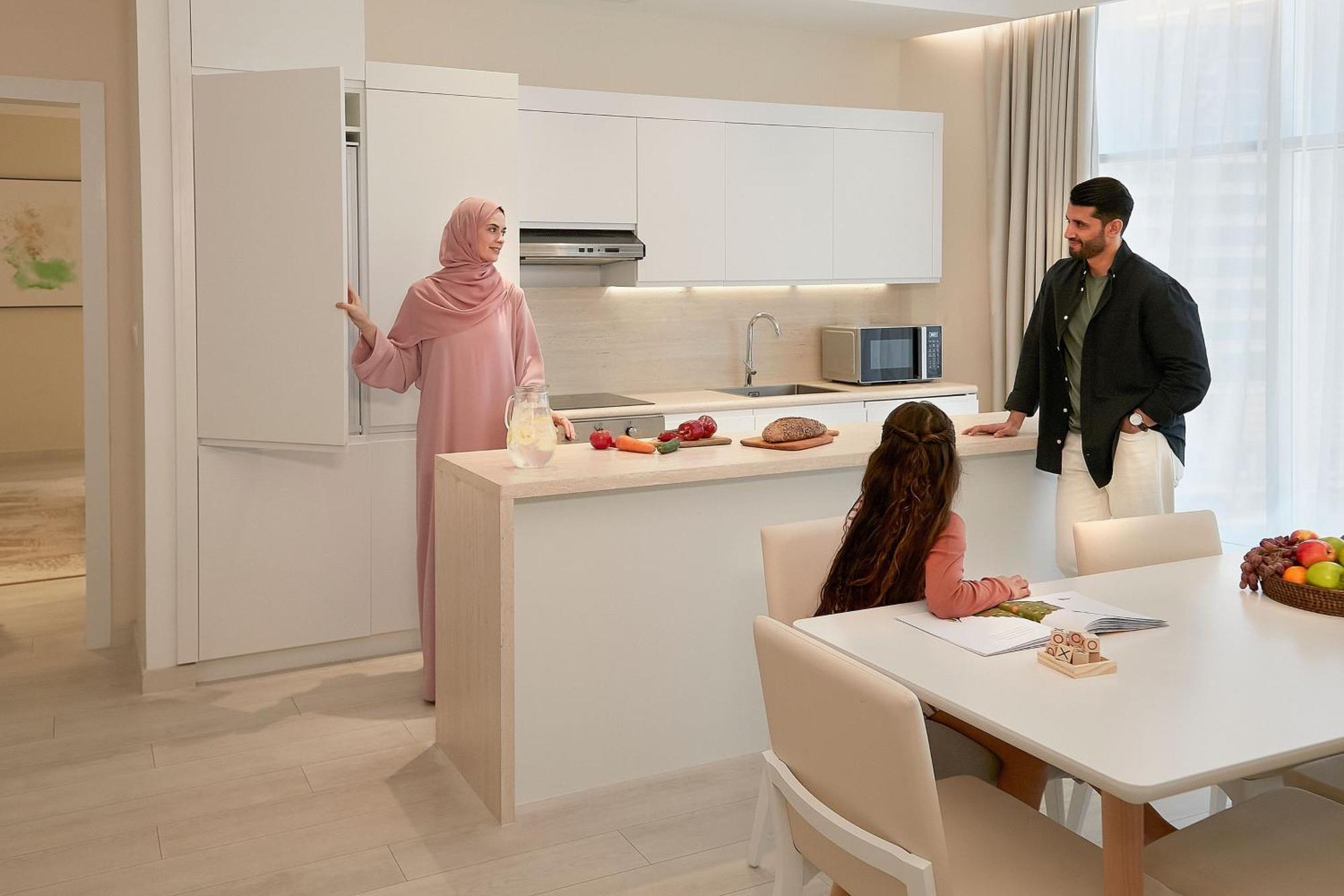 Element By Westin West Bay Doha Hotel Buitenkant foto A family in a kitchen