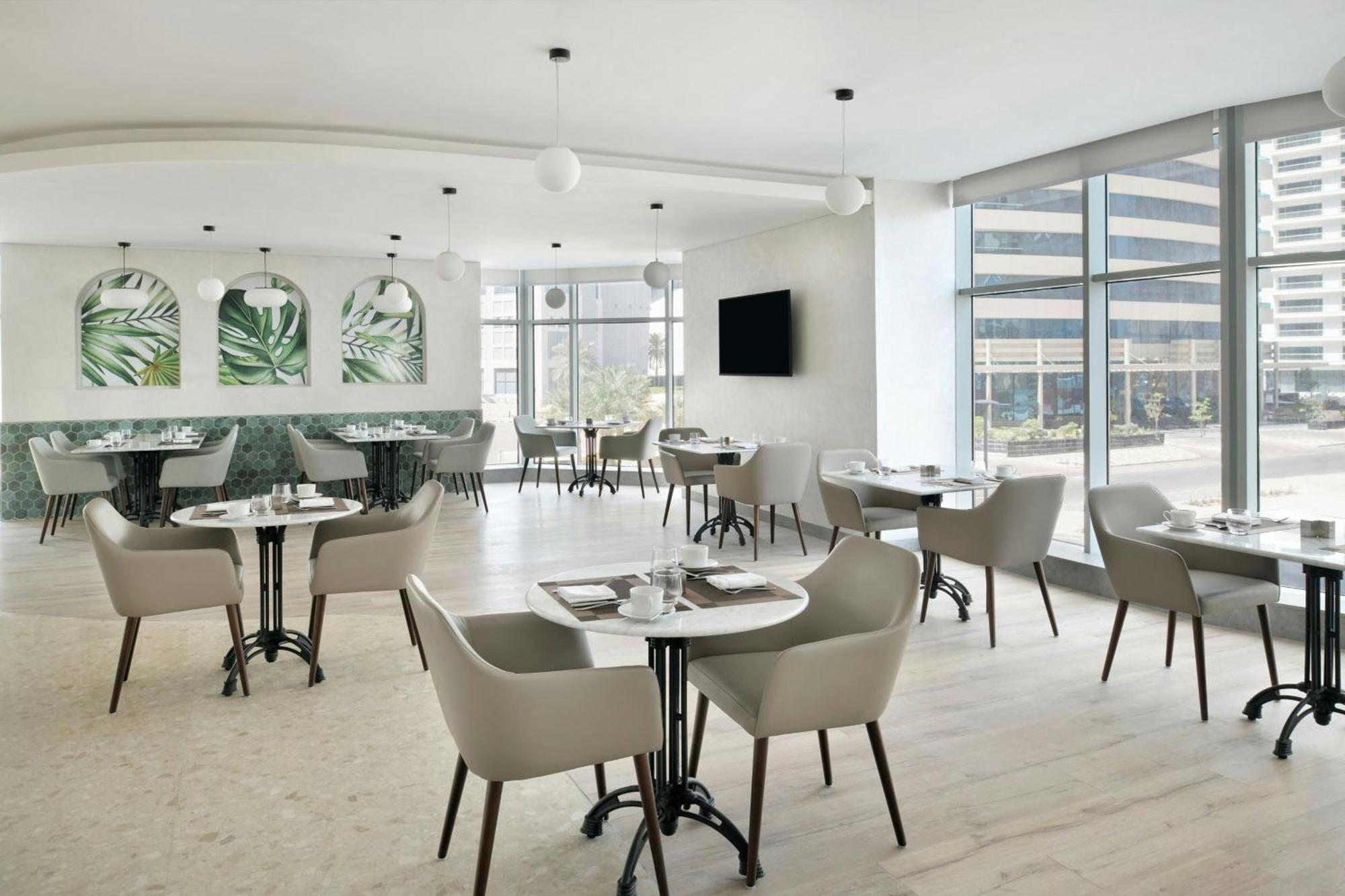 Element By Westin West Bay Doha Hotel Buitenkant foto The Club at Newark Airport